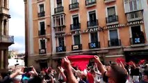 400 personas juntan en la Plaza Consistorial de Pamplona para el comienzo de los 