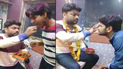 अपने गुरु आशीष वर्मा का आशीर्वाद लेते हुए उनके शिष्य