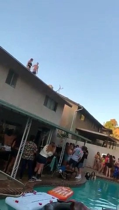 Saut dans la piscine depuis le toit de la maison (Fail)