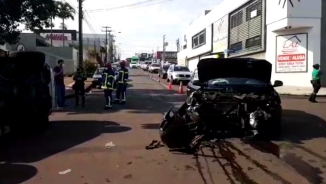 Carros batem e um deles capota na Rua General Osório