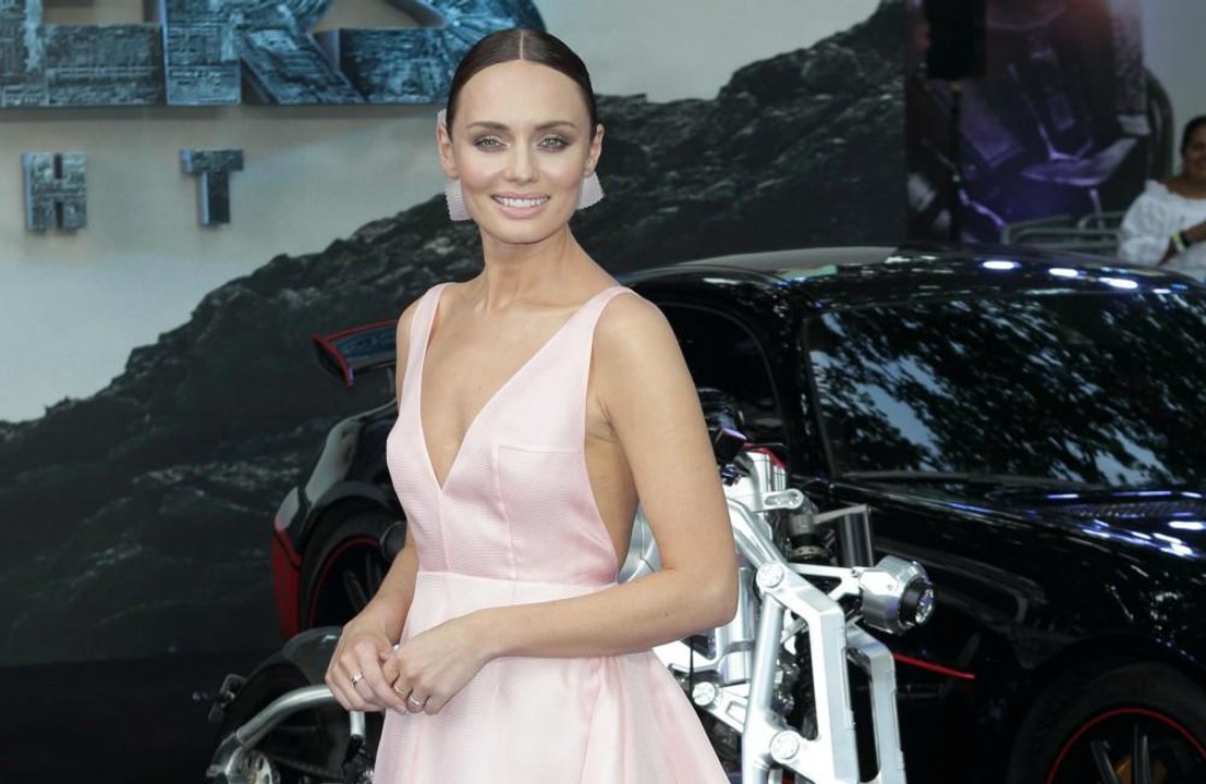 Laura haddock turtelt mit 'white lines'-co-star