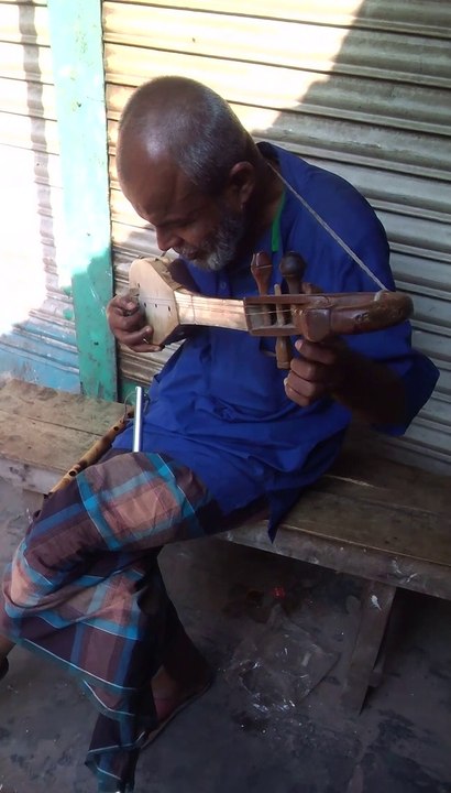 খালি গলায় মধুর শুরের গান
