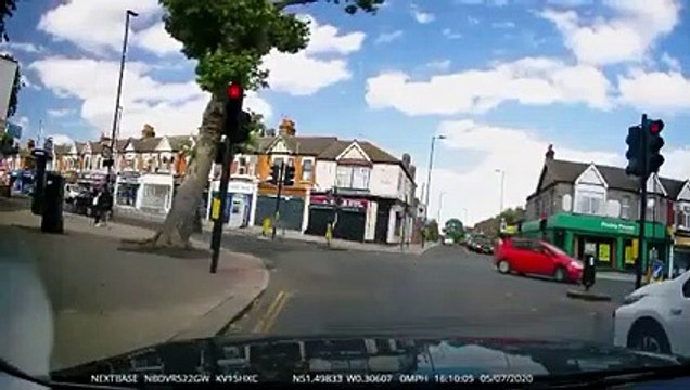 2 piétons très chanceux en passants sous un arbre... Bon karma