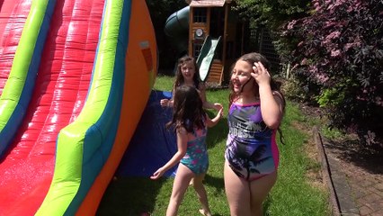 Sophia, Isabella e Alice Brincando no Escorredor Gigante