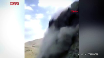 ABD’de 12 tonluk dev kaya otoyola düştü