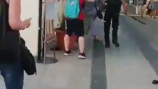 Mulher rouba bastão a segurança e parte para a agressão