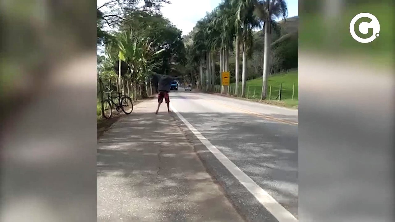 Jovens forçam caminhoneiros a fazer manobra perigosa na BR 101