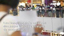 Les Honkongais brandissent des feuilles blanches en signe de protestation