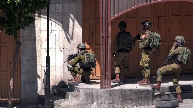 صدامات بين متظاهرين فلسطينيين وجنود إسرائيليين في الخليل