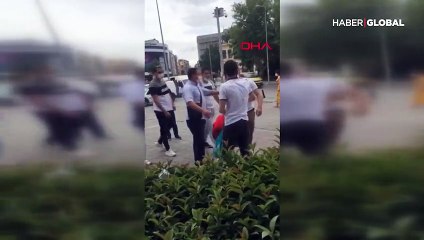 Kadına laf atan kişiyi tekme tokat dövdü