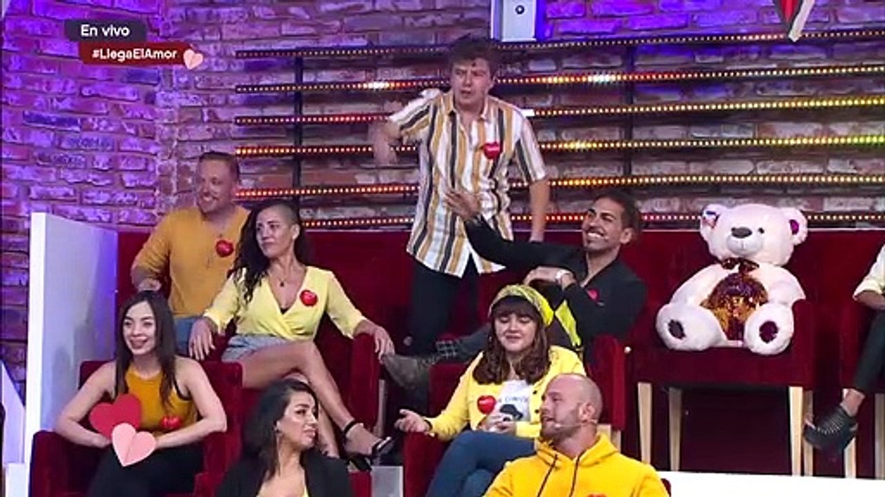 ¡Para el flechado de Laura altruismo es bailar a las madres solteras! | Enamorándonos