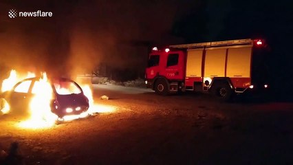 Скачать видео: Car catches fire and is engulfed in flames in Athens, Greece