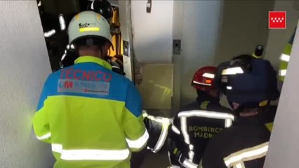 Dos trabajadores graves tras descolgarse un ascensor