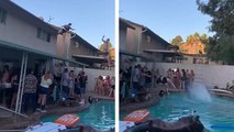 Sauter dans la piscine depuis le toit de la maison