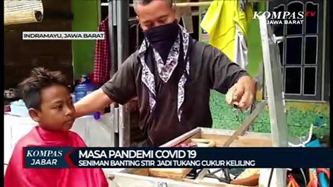 Seniman Banting  Setir Jadi Tukang Cukur Keliling