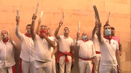 Una treintena de mozos canta a San Fermín antes de las 8:00 h y recorre andando el trayecto hasta la plaza de toros
