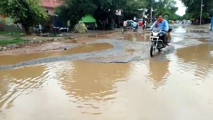 बरसात होते ही पुवायां मार्ग बना बना तालाब