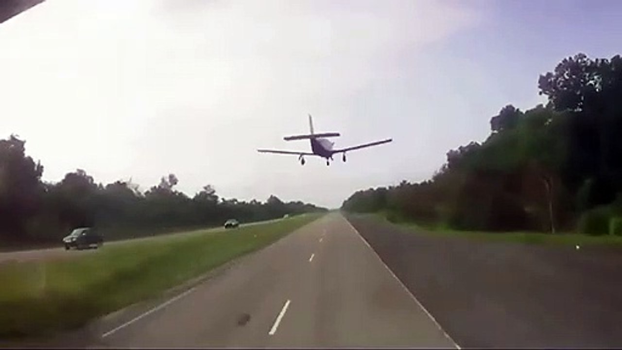 Insolite ! Quand tu roules sur l'autoroute et un avion se pose juste devant toi !