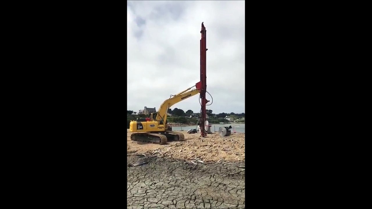 Pelle sur chenilles KOMATSU PC 290 avec mat à drain pour des travaux de renforcement de sol
