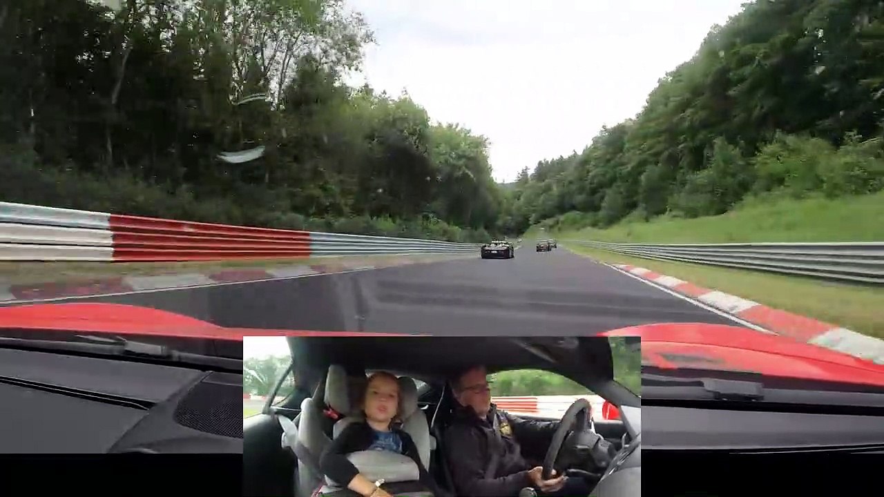 Il prend en chasse une  Carrera GT sur le Nürburgring avec sa fille de 6 ans en copilote !