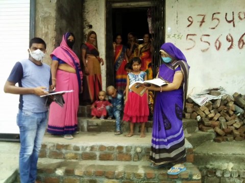 लोगों का स्वास्थ्य परीक्षण कर दिए आवश्यक दिशा-निर्देश