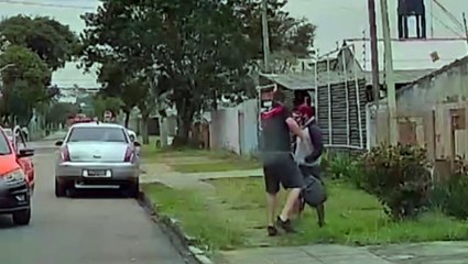 Vídeo mostra momento em que motorista de aplicativo rende ladrão de taxista