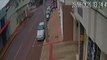 Forte colisão: acidente entre carro e moto na Rua São Paulo é flagrado por câmera