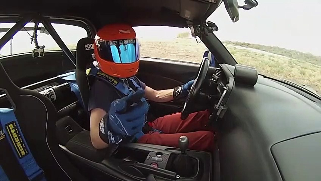 Ce pilote perd sa roue en pleine course... Fou