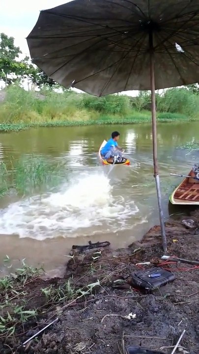 Son petit bateau cache un moteur surpuissant...
