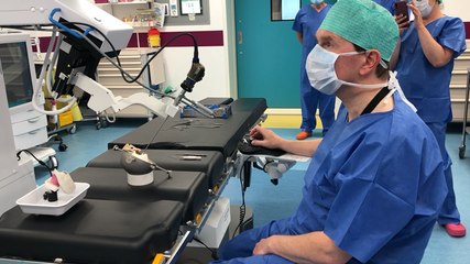 Démonstration du robot chirurgical révolutionnaire en chirurgie de l’oreille