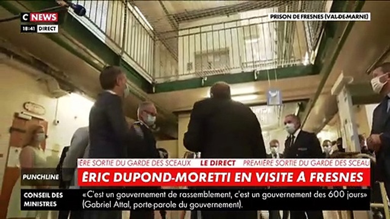 Regardez les détenus qui saluent aux cris de "aquittator" la première visite dans une prison du nouveau Ministre de la Justice, Eric Dupond-Moretti hier soir