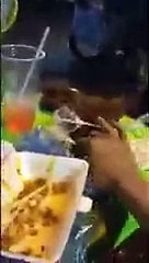 Hai thanh niên bắt cô gái ăn 10 chiếc kẹo mút
