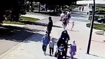 Çocuklarıyla yolda yürüyen kadını tekmeledi!