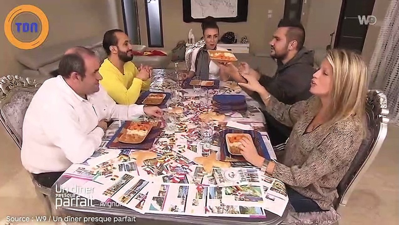 Un dîner presque parfait : il jette son assiette...pour faire une blague !