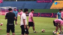 Quang Hải vui vẻ, được NHM vây quanh xin chữ ký trước trận Bình Dương - Hà Nội FC - NEXT SPORTS