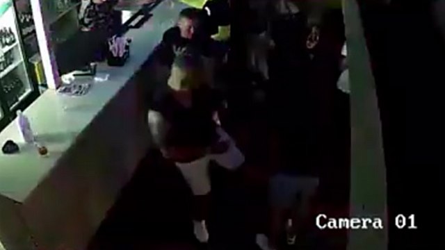 Un employé de bar se fait mettre KO par deux hommes sans raison