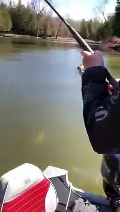 Il a eu deux beaux poissons en une seule prise