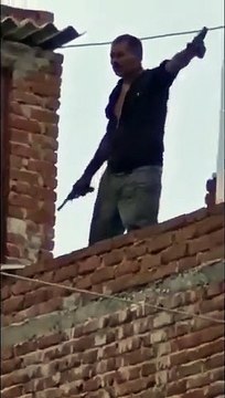 UP: बैंंक गार्ड को गोली मारकर छत पर नाचा आरोपी, देखिए कैसे बेखौफ होकर गा रहा है गाना