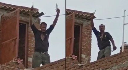 दोनों हाथों में तमंचा लिए छत पर चढ़ा बदमाश, पहले किया डांस फिर पुलिस पर बरसाईं गोलियां, video