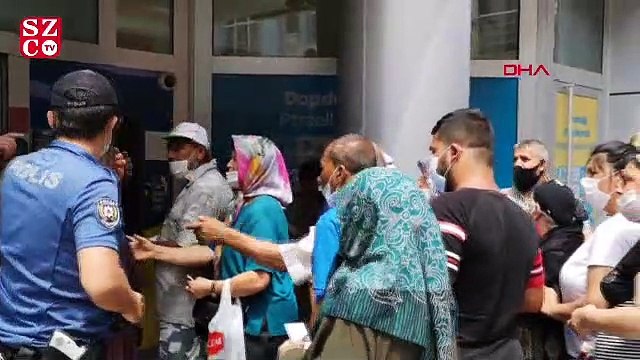 Edirne'deki PTT önünde kuyruk uzadı, ''sosyal mesafe'' unutuldu