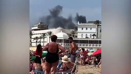 Una gran columna de humo cubre el cielo de Cádiz en plena tarde