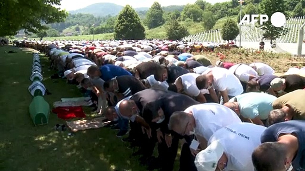 Musulmanes de Bosnia lloran a sus muertos 25 años después de masacre de Srebrenica