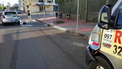 Van escolar atinge carro no Bairro São Cristóvão