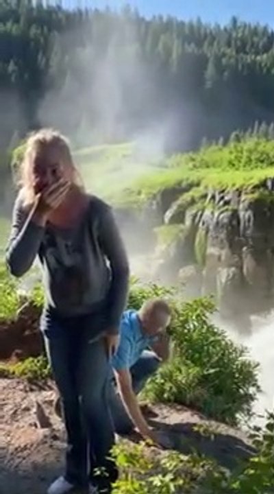 Faire sa demande en mariage au bord d'une casca...