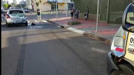 Van escolar atinge carro no Bairro São Cristóvão