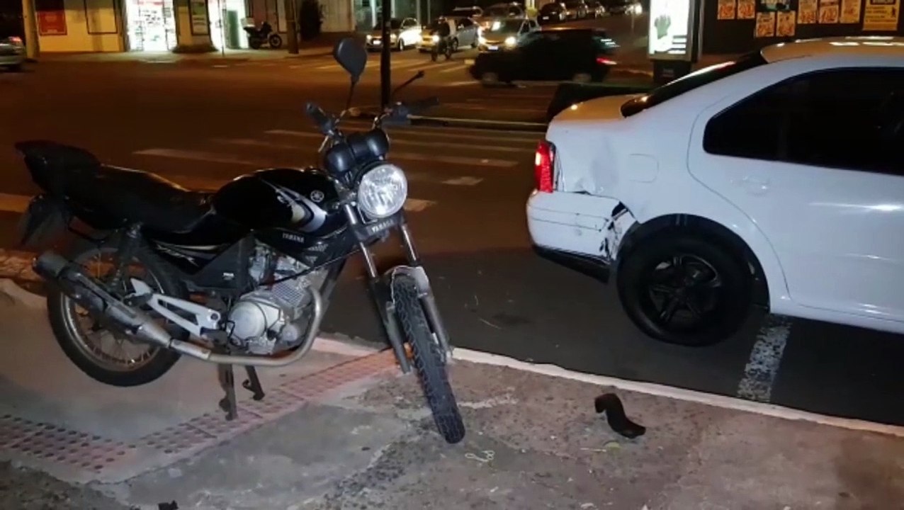 Homem fica ferido após colisão entre carro e moto na Av. Carlos Gomes