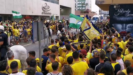 Llegan los jugadores al templo cadista, el estadio Ramón de Carranza. Hoy puede ser el día de la vuelta a primera. #Cádiz