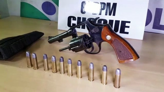 Ao avistar viatura, rapaz armado tenta correr, mas é detido pelo Pelotão de Choque