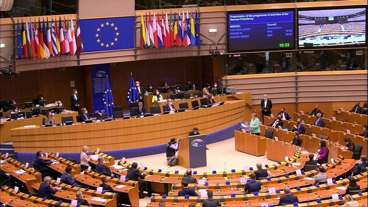 Merkel fordert von EU-Parlament Kompromissbereitschaft im Finanzstreit