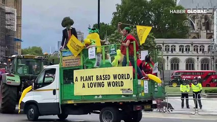 Parlamento meydanında traktörlü protesto